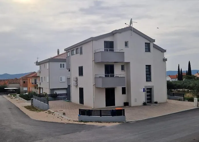 Toni Ii Biograd Na Moru